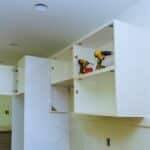 Meuble haut de cuisine arraché du mur en placo