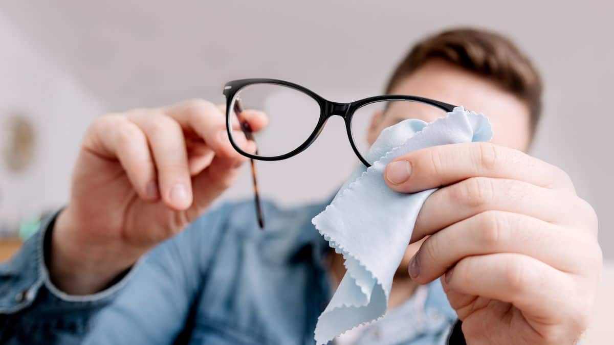 Le secret des opticiens pour nettoyer vos lunettes sans trace ni rayure
