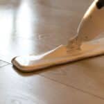Ce parquet terne retrouve son éclat : la recette naturelle qui surpasse les cires classiques