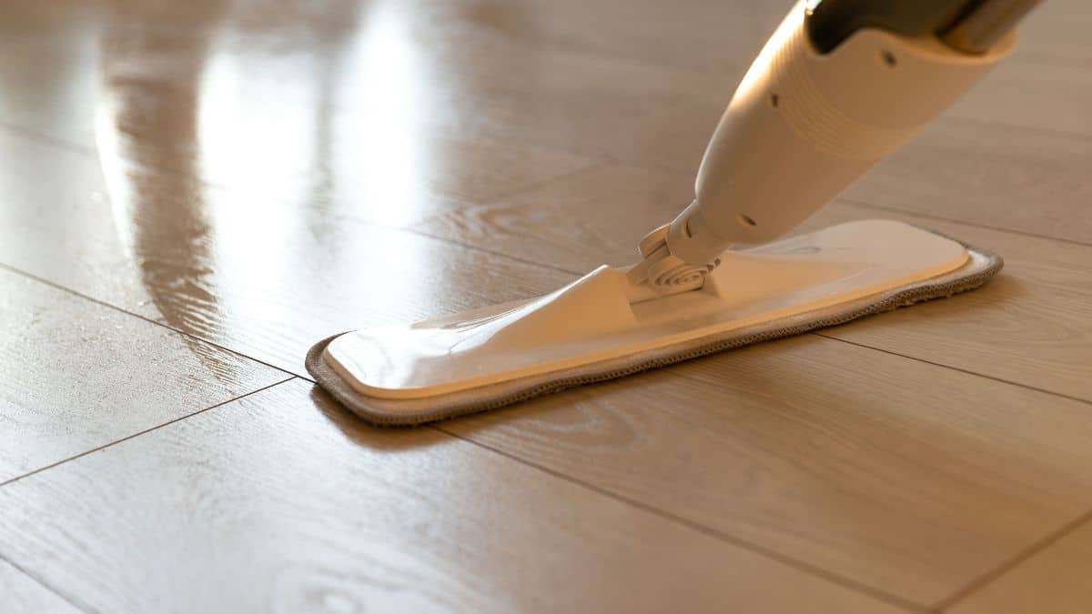 Ce parquet terne retrouve son éclat : la recette naturelle qui surpasse les cires classiques