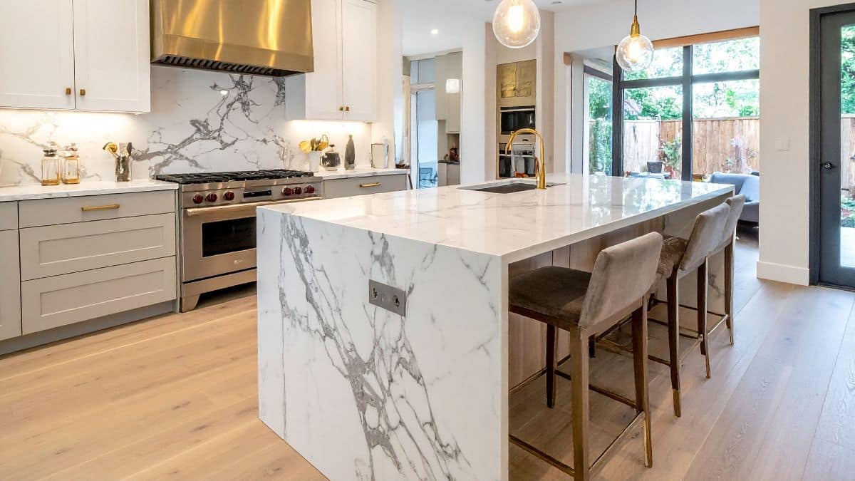 Moins chère, plus conviviale : la table intégrée remplace l’îlot