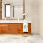 Salle de bains plus chic : l'alternative au carrelage qui cartonne en 2025